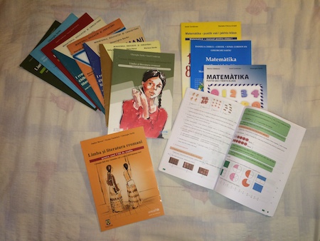 ロマニ語で書かれたルーマニアの小中学校の教科書