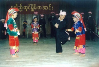 ナムサンパラウンの子供たちによるパラウンのlaai mon踊り